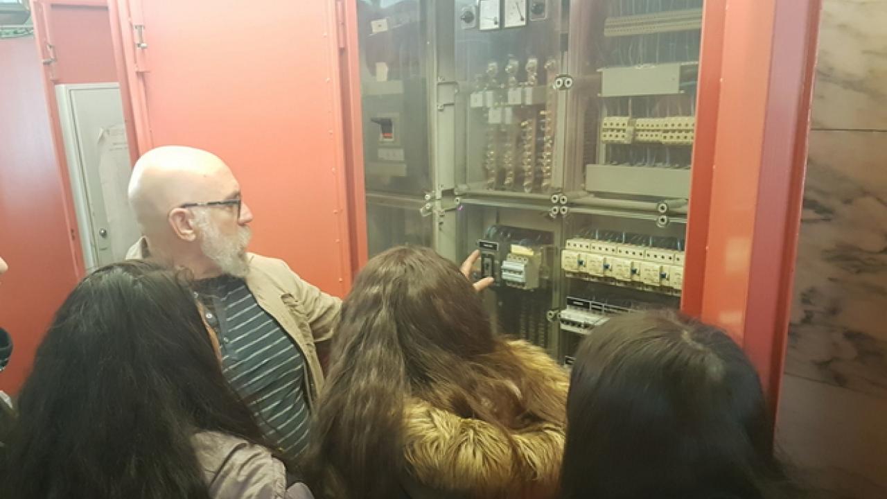 hombre explicando cuadro de diferenciales eléctricos a jóvenes