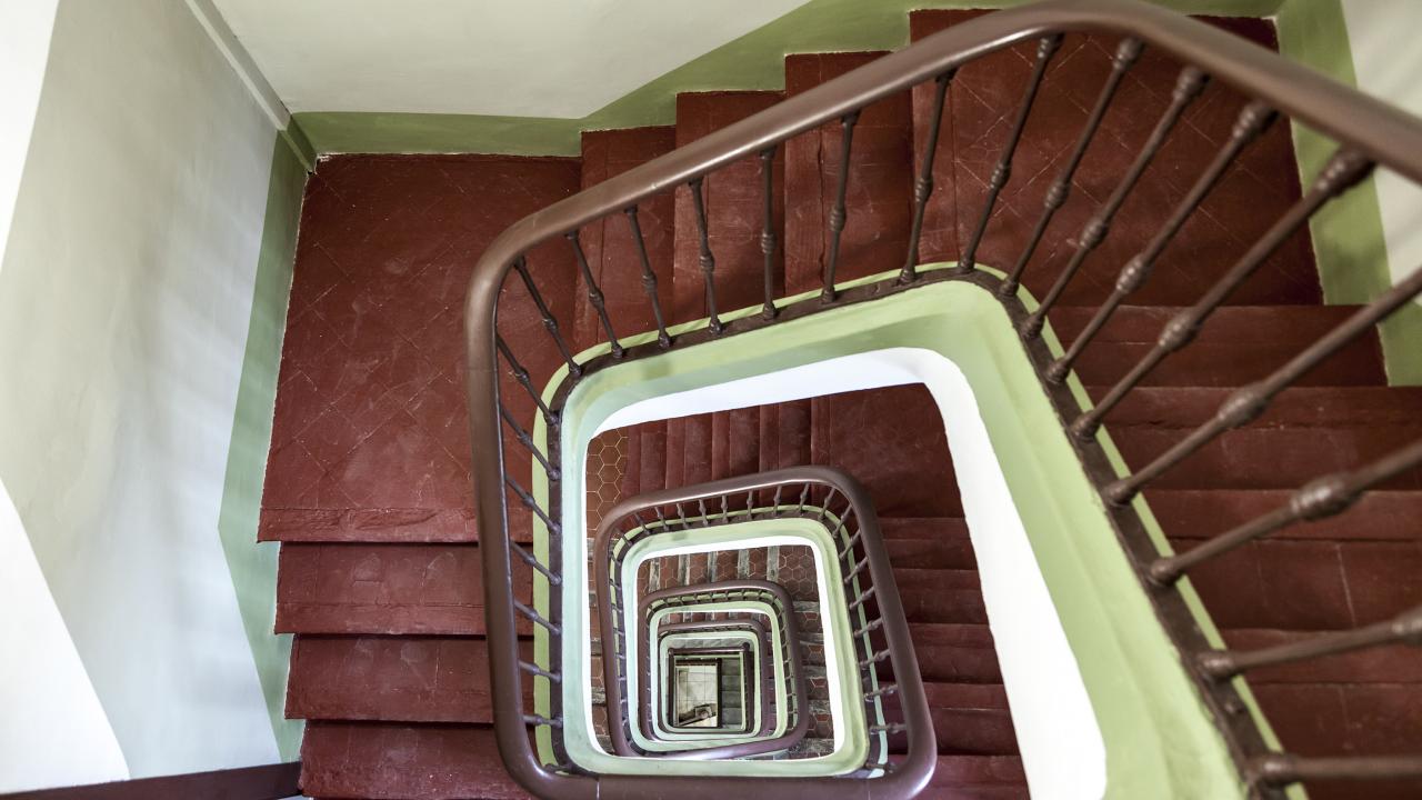 escaleras de un edificio vistas desde arriba