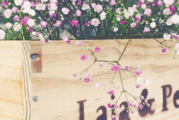 flores en una caja de madera
